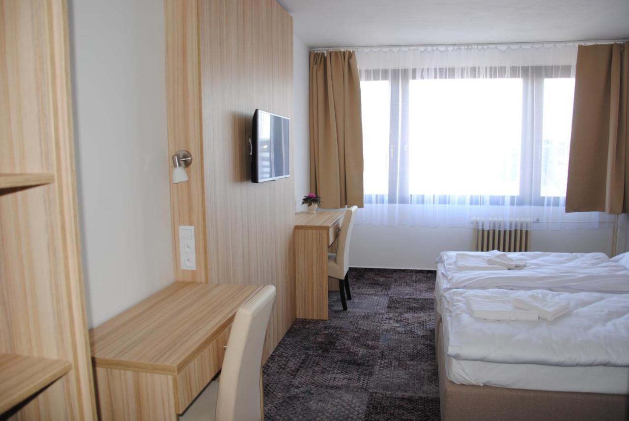 Hotel Labe Pardubice Exteriör bild