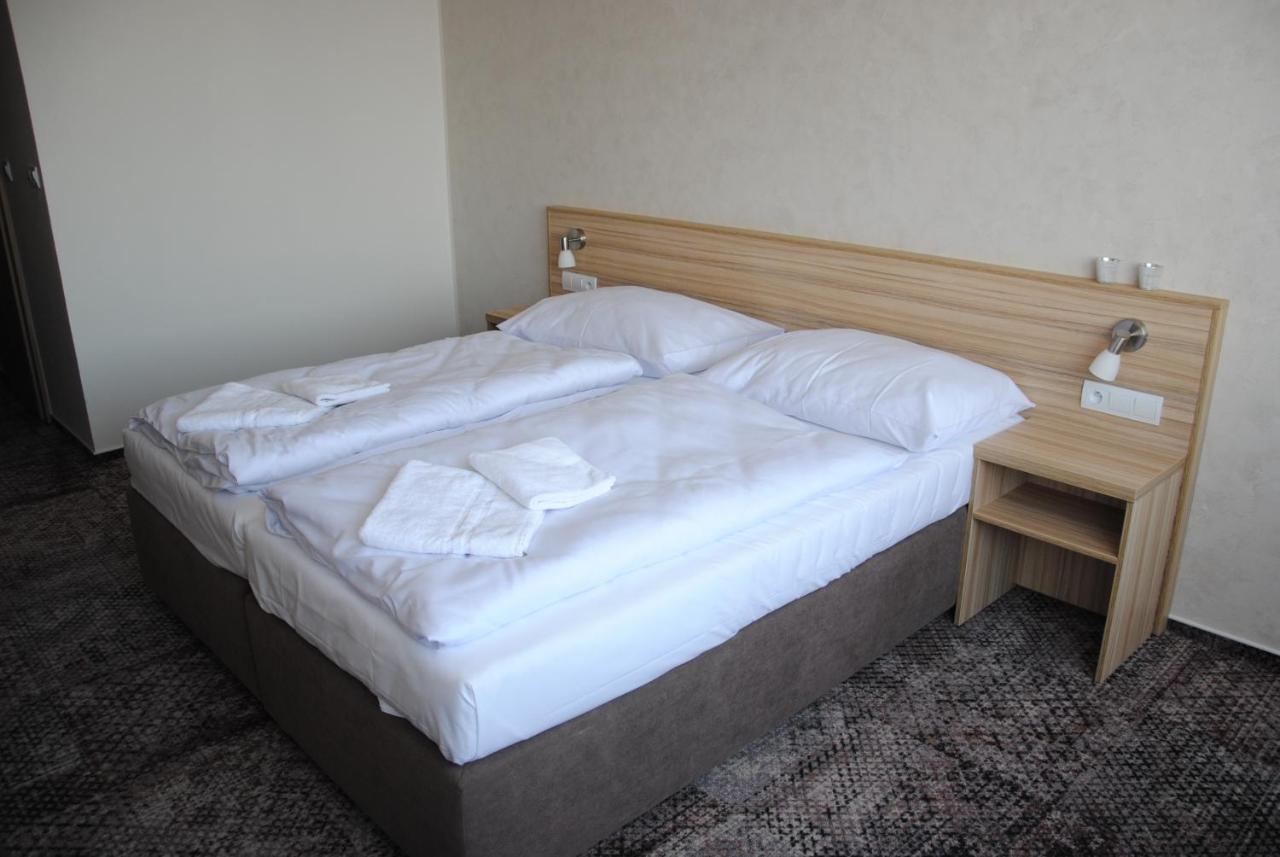Hotel Labe Pardubice Exteriör bild