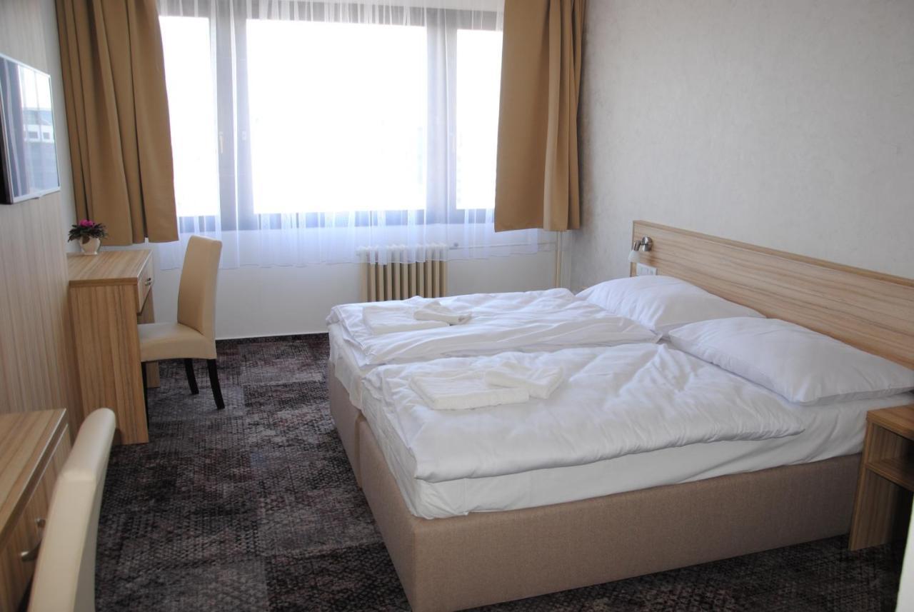 Hotel Labe Pardubice Exteriör bild